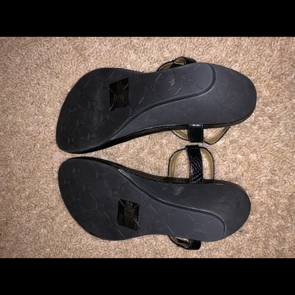 I am selling some black heel shoes super comfy - Picture 4 of 4